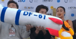 สหพันธ์สเก็ตเปิดการสืบสวนสองนักกีฬาจีนถือตุ๊กตาจรวดมิสไซล์