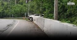 หวิดดับ! แม่ลูกขับเก๋งฝ่าฝน หลุดโค้งติดคาอยู่บนการ์ดเรล