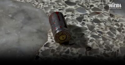 พี่โหดมีปากเสียงกับน้องชาย โมโหชักปืนยิงต่อหน้าแม่ ก่อนซิ่งเก๋งหนีลอยนวล