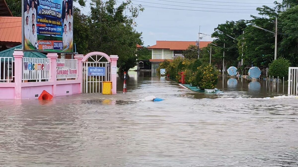 สว่างอารมณ์อ่วม มวลน้ำทะลักท่วมใจกลางอำเภอ บ้านเรือน ย่านเศรษฐกิจกระทบ  โรงเรียนประกาศปิด