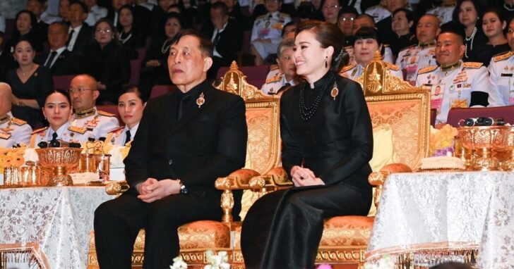 ในหลวง พระราชินี ทอดพระเนตรการแสดงโขนศิลปาชีพฯ รอบปฐมทัศน์ สืบสานพระราชปณิธาน พระพันปีหลวง