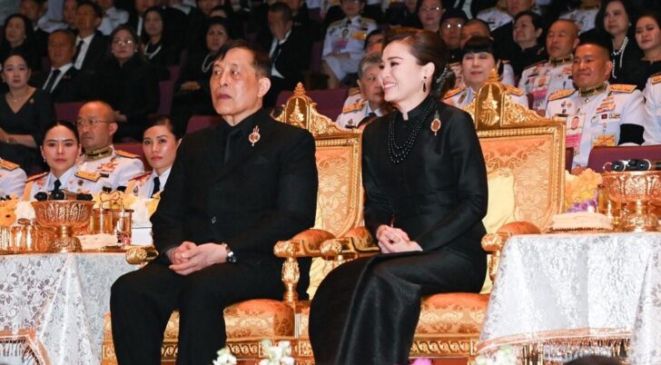 ในหลวง พระราชินี ทอดพระเนตรการแสดงโขนศิลปาชีพฯ รอบปฐมทัศน์ สืบสานพระราชปณิธาน พระพันปีหลวง