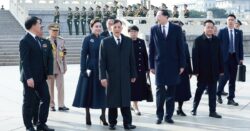 ในหลวง พระราชินี ทรงวางพวงมาลา ณ อนุสาวรีย์วีรชน จัตุรัสเทียนอันเหมิน