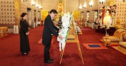 ผู้แทนพระองค์ สมเด็จพระราชาธิบดี-พระราชินีแห่งเลโซโท วางพวงมาลาถวายราชสักการะ ‘พระพันปีหลวง’