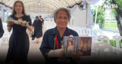 ป้าลักษณ์ กราบพระบรมศพ ขอเป็นคนดี น้อมนำพระราชดำรินำทางชีวิต ซาบซึ้งใจ ทรงห่วงใยเด็กยากไร้