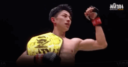 โยชินาริ อัดหนุ่มสุรินทร์ คว้าเข็มขัดแชมป์โลก ONE มวยไทย รุ่นอะตอมเวต คนแรก