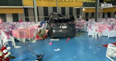 ระทึก หญิงเข้าเกียร์ผิด ขับเก๋งพุ่งเข้างานแต่ง โชคดีงานเลี้ยงเลิกแล้ว