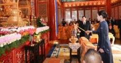 ในหลวง-พระราชินี เสด็จฯ ไปทรงสักการะพระพุทธรูปพระศากยมุนี-พระบรมสารีริกธาตุ ณ วัดหลิงกวง กรุงปักกิ่ง