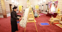 รองปธ.ประเทศ สปป.ลาว วางพวงมาลาถวายสักการะพระบรมศพ ‘พระพันปีหลวง’