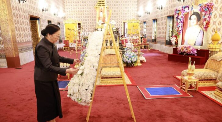 รองปธ.ประเทศ สปป.ลาว วางพวงมาลาถวายสักการะพระบรมศพ ‘พระพันปีหลวง’