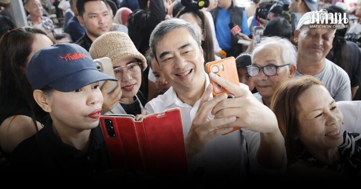 มาร์ค ควงจูรี บุกตลาดนัด สุดคึกคัก ประชาชน แห่ต่อคิวถ่ายรูป ชูป้าย สีเทาเต็มเมือง