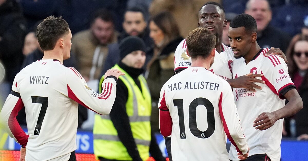 อิซักยิงแล้ว หงส์บุกชนะค้อน 2-0 เก็บแต้มเท่าผี