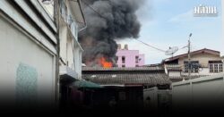 ไฟไหม้บ้านประชาชน ซอยวัดประดู่ เพลิงลุกลาม 3 หลัง พบคนติดค้าง 1 ราย จนท.เร่งช่วย