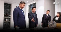 สี จิ้นผิง หยอกผู้นำเกาหลีใต้ ‘ตรวจเลยว่ามีแบ๊กดอร์ไหม’ หลังมอบสมาร์ทโฟนเสียวหมี่ให้