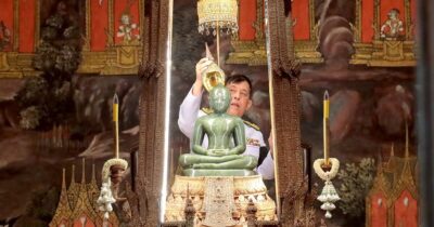 ในหลวง พระราชินี ทรงเปลี่ยนเครื่องทรงฤดูฝนเป็นเครื่องทรงฤดูหนาว ถวายพระแก้วมรกต