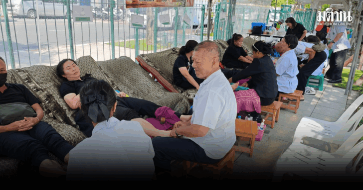 .ประชาชนใช้บริการนวดจากจิตอาสาแพทย์แผนไทย วันละกว่า 200 คน ไม่ย่อท้อ ขอตอบแทนพระพันปีหลวง.