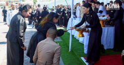 เจ้าฟ้าสิริวัณณวรีฯ พระราชทานเข็มกลัดโบว์ดำ แก่พสกนิกรที่เดินทางมาถวายความอาลัย ‘พระพันปีหลวง’