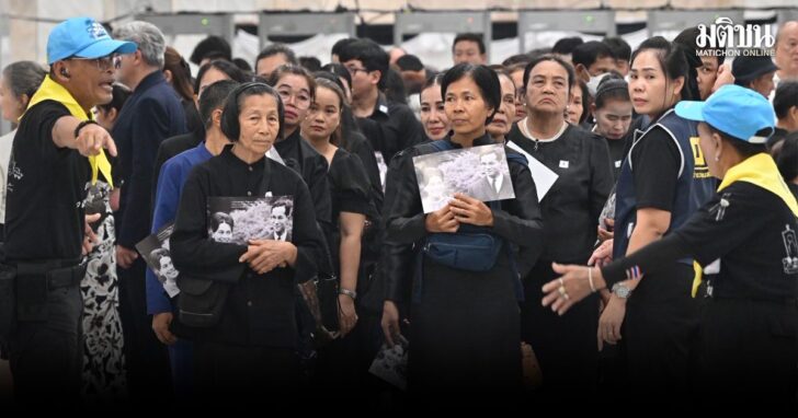 .ประชาชนเข้ากราบถวายบังคมพระบรมศพ วันแรก ณ พระที่นั่งดุสิตมหาปราสาทกว่า 8,300 คน.