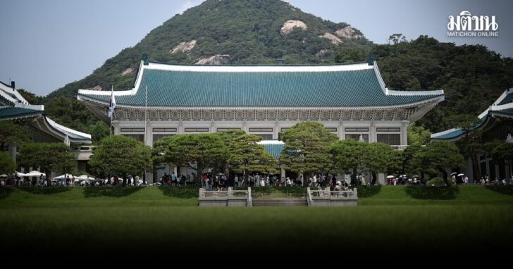 FILE PHOTO: Tourists flock to the presidential Blue House before its closure