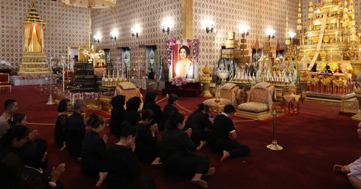 .ปชช. กราบถวายบังคมพระบรมศพ 'พระพันปีหลวง' ยอดสะสมกว่า 3.4 แสนคน.