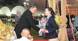 ‘ในหลวง’ พระราชทานเหรียญทองประวัติศาสตร์ แด่ ‘พระราชินี’ หลังทรงคว้าชัยแข่งเรือใบ ซีเกมส์ ครั้งที่ 33