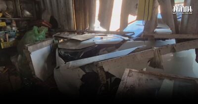 ระทึก ป้าขับเก๋งหักหลบจยย. พุ่งชนร้านชำพังยับ แม่ค้ารอดตายหวุดหวิด ชนร้านชำ