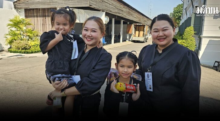 หญิงชาวสระบุรีพาลูกสาวกราบ ‘พระพันปีหลวง’ หวังปลูกฝังให้เข้าใจประวัติศาสตร์ไทย