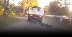 จยย.เสียหลักข้ามเลน ประสานงารถบรรทุกดิน ลากไกล 50 เมตร คนขี่ดับคาที่