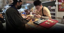 ตม.บุกรวบเซียนพระชาวจีน คาแผงพระดังย่านงามวงศ์วาน ไม่มีใบอนุญาตทำงาน