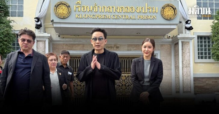 โอ๊ค-ปัดคุยการเมืองหลังยุบสภา