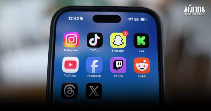 FILE PHOTO: Social media apps are displayed on a mobile phone
