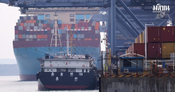 FILE PHOTO: Yantian port in Shenzhen, Guangdong