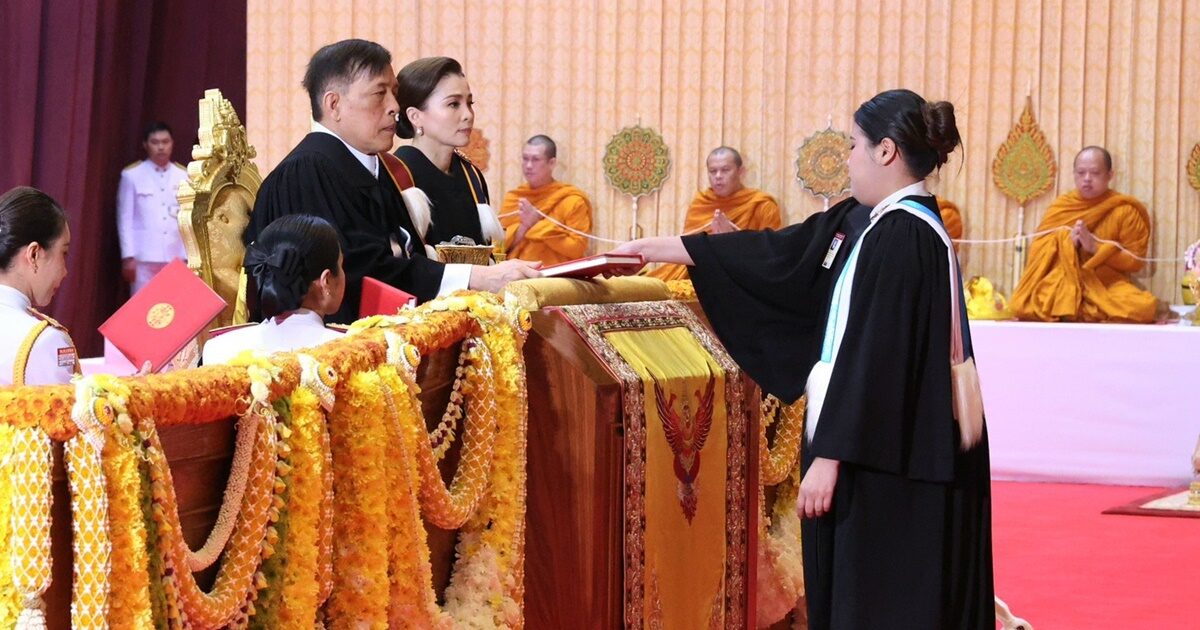 ในหลวง พระราชินี พระราชทานปริญญาบัตร แก่ผู้สำเร็จการศึกษา ม.ธรรมศาสตร์ วันที่ 2