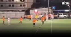 พัทยาเดือด! นักบอล-กองเชียร์ วิ่งกรูตะลุมบอน ใส่กันยับ กรรมการห้ามไม่อยู่ โดนลูกหลงเจ็บด้วย