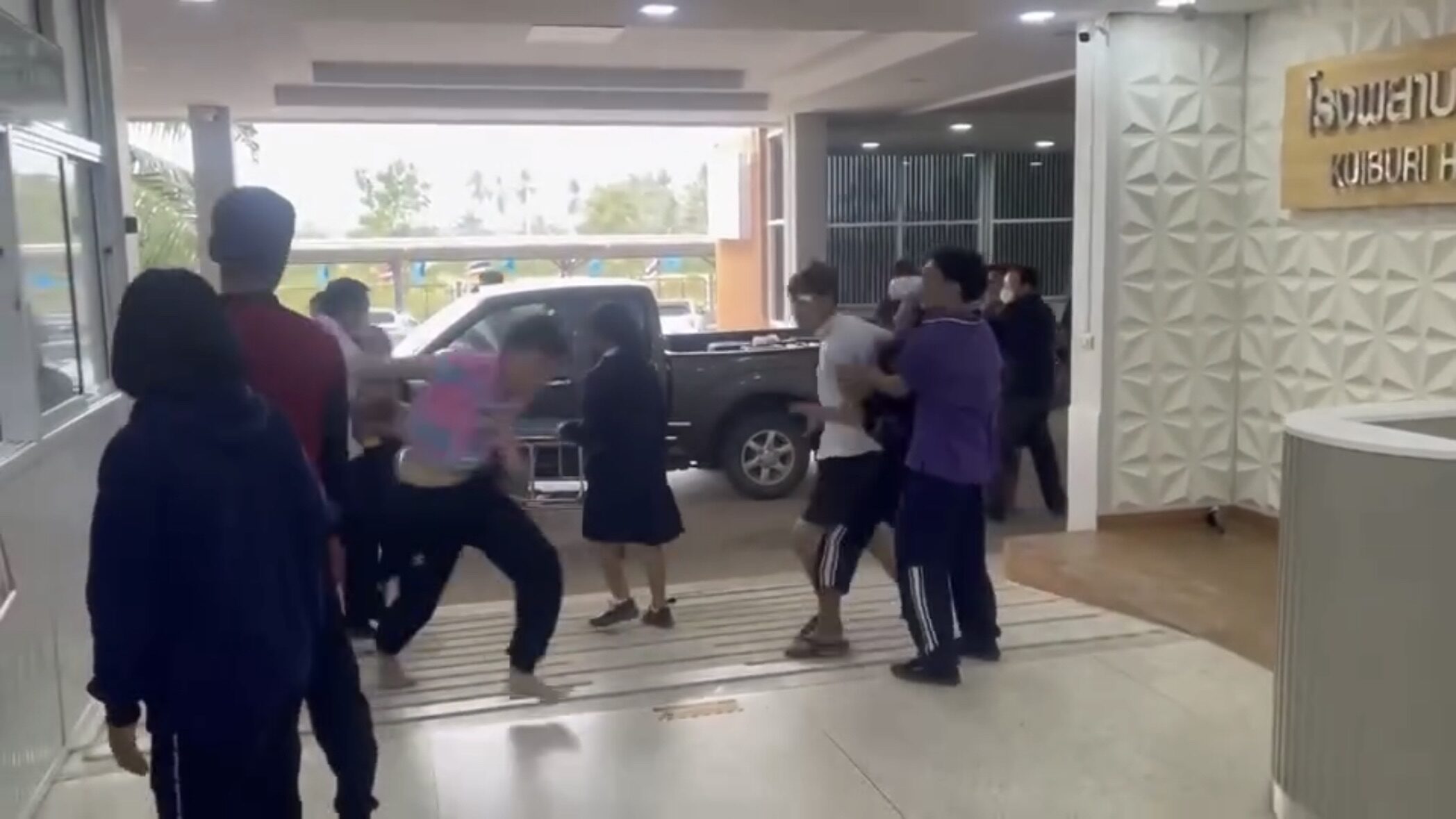 นักเรียนยกพวกตีกัน 