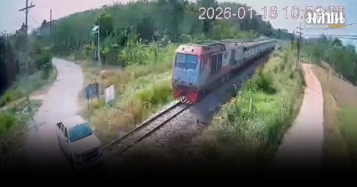 กระบะจอดบนราง-รถไฟชน