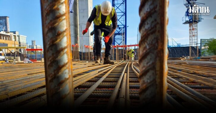 Construction,Worker,Inspecting,Steel,Reinforcement,Bars,At,A,Construction,Site.