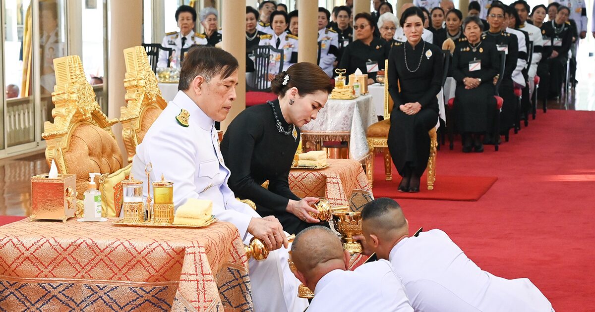 ในหลวง-พระราชินี เสด็จฯ พระราชทานเพลิงศพ ท่านผู้หญิงพันธุ์สวลี กิติยากร
