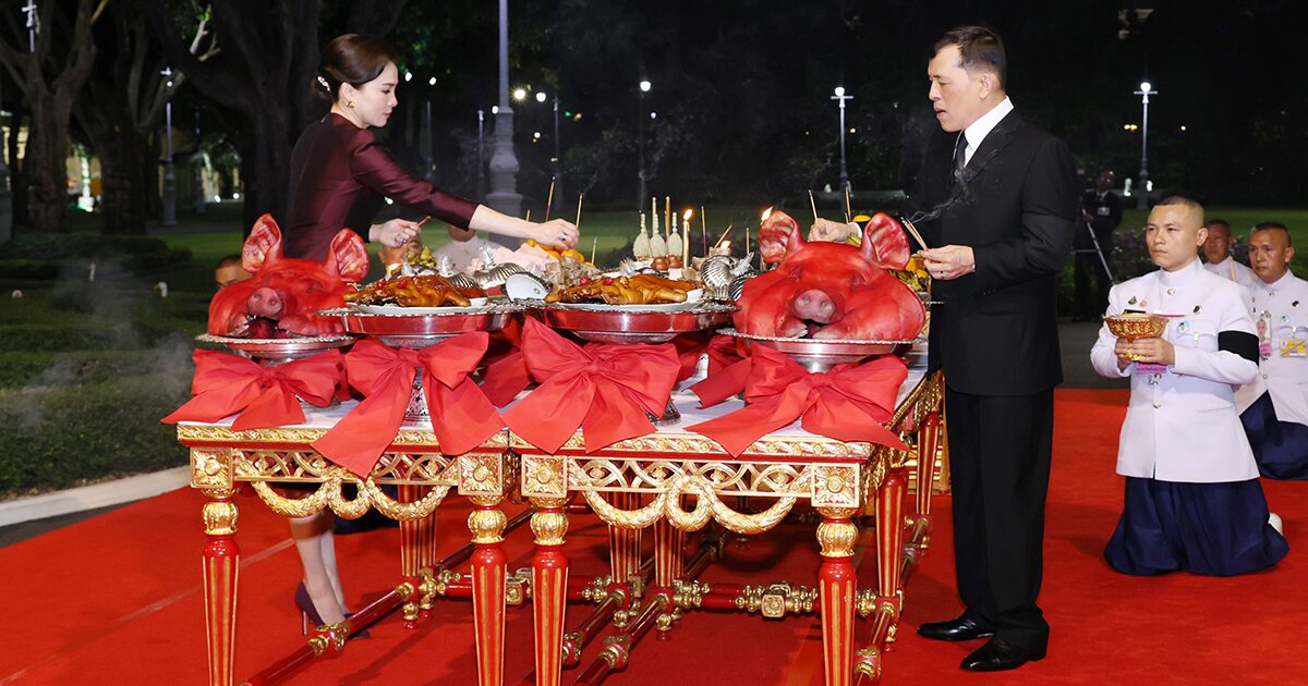 ในหลวง-พระราชินี ทรงประกอบพระราชพิธีสังเวยพระป้าย เนื่องในเทศกาลตรุษจีน 2569