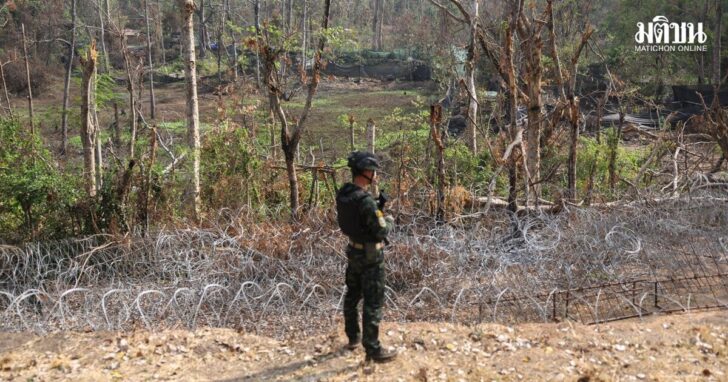 A Thai soldier stands guard in front of barbed wire at Prasat Ta Muen Thom, a site of clashes between Thailand and Cambodia in December 2025, in Surin province กัมพูชา