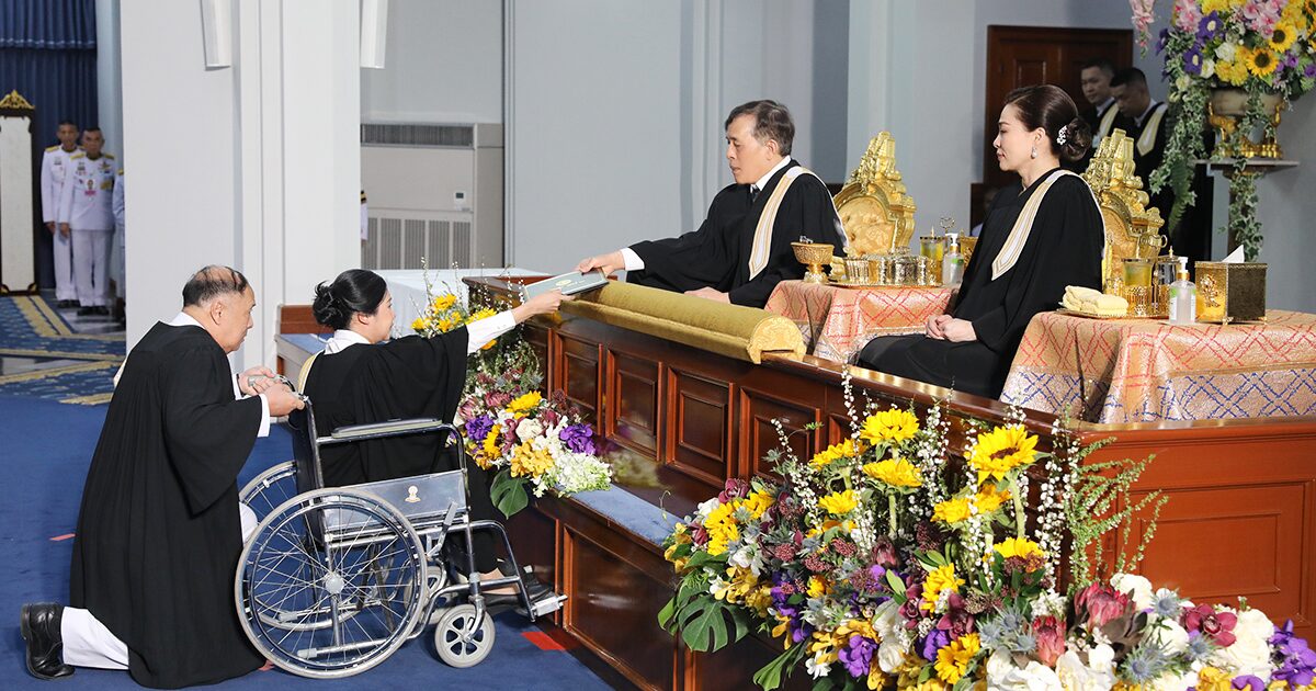 ในหลวง-พระราชินี พระราชทานประกาศนียบัตรเนติบัณฑิต สมัยที่ 76-77