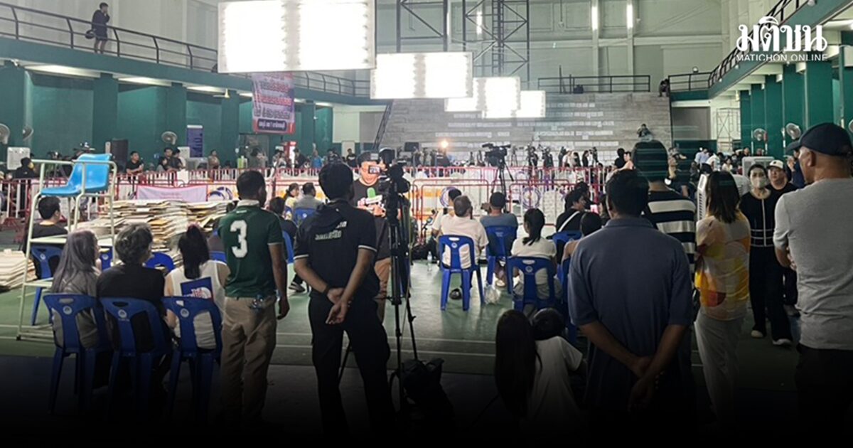 มวลชนยอมเปิดทาง ให้ จนท.ขนหีบบัตร ชลบุรี เขต1 ออกจากพื้นที่ ยังจับตาใกล้ชิด-เพื่อความโปร่งใส