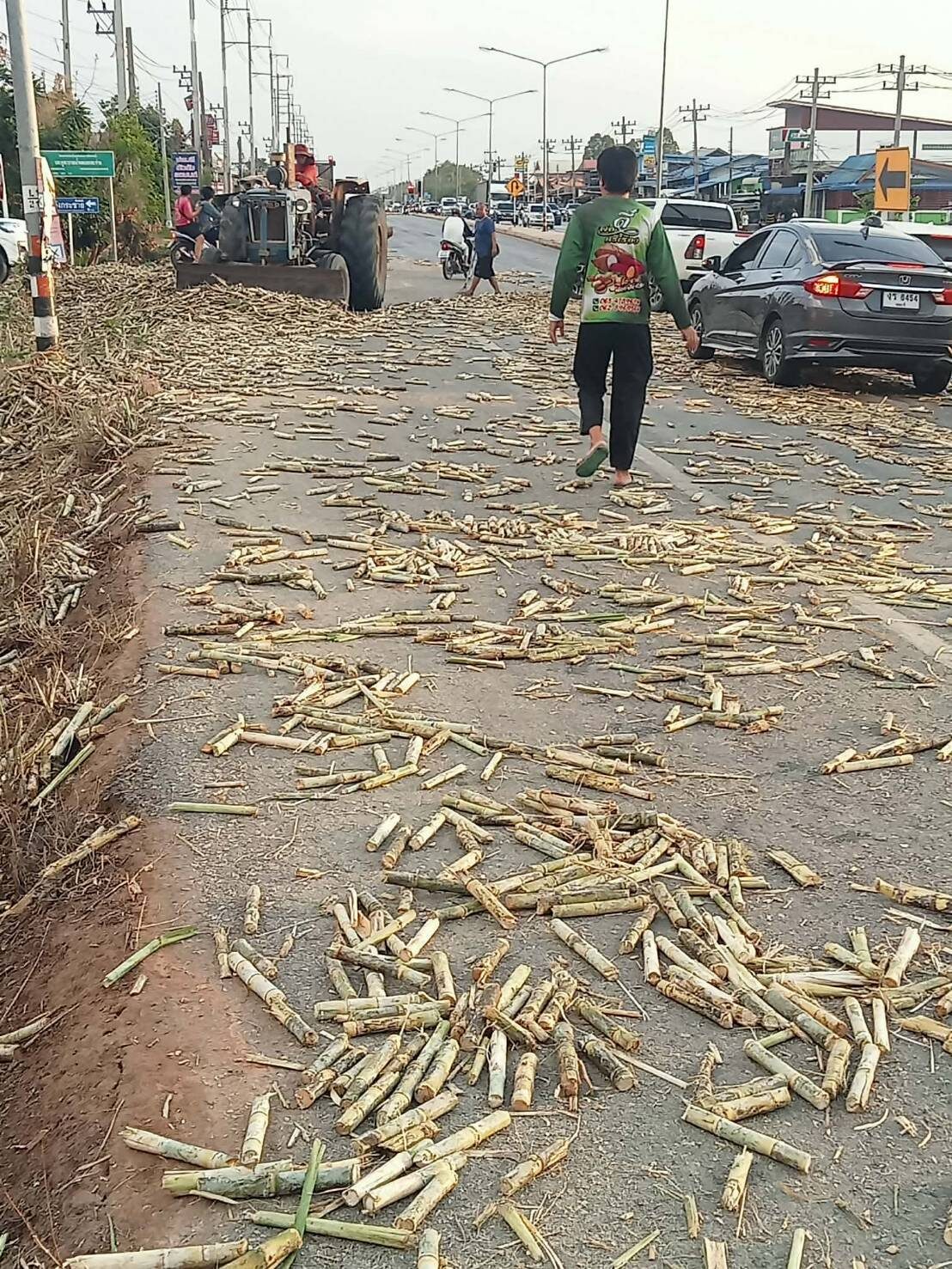 รถขนอ้อยหลุดโค้ง