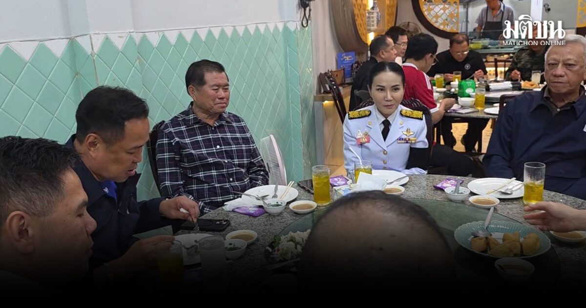 อนุทิน ชวน นฤมล กินข้าวเย็น ตักมะระผัดไข่ให้ ก่อนหนีบขึ้นเครื่องกลับกรุงเทพฯด้วยกัน