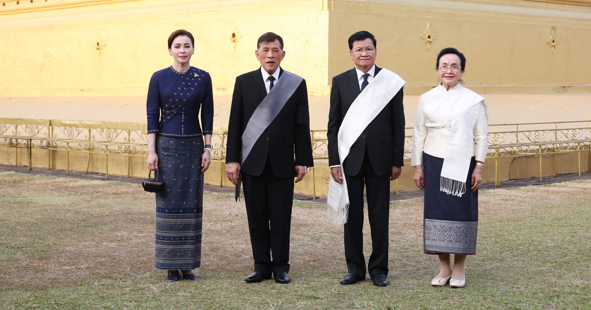 ในหลวง-พระราชินี ทรงสักการะพระธาตุหลวง-พระพุทธรูปสำคัญ ก่อนเสด็จฯ กลับไทย