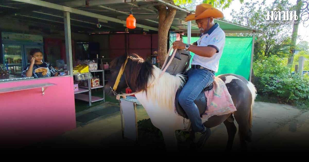 ครูมวยเมืองพิมาย ไม่สนน้ำมันแพง ควบม้าคู่ใจเดินทาง ชวนทุกคนประหยัดพลังงาน