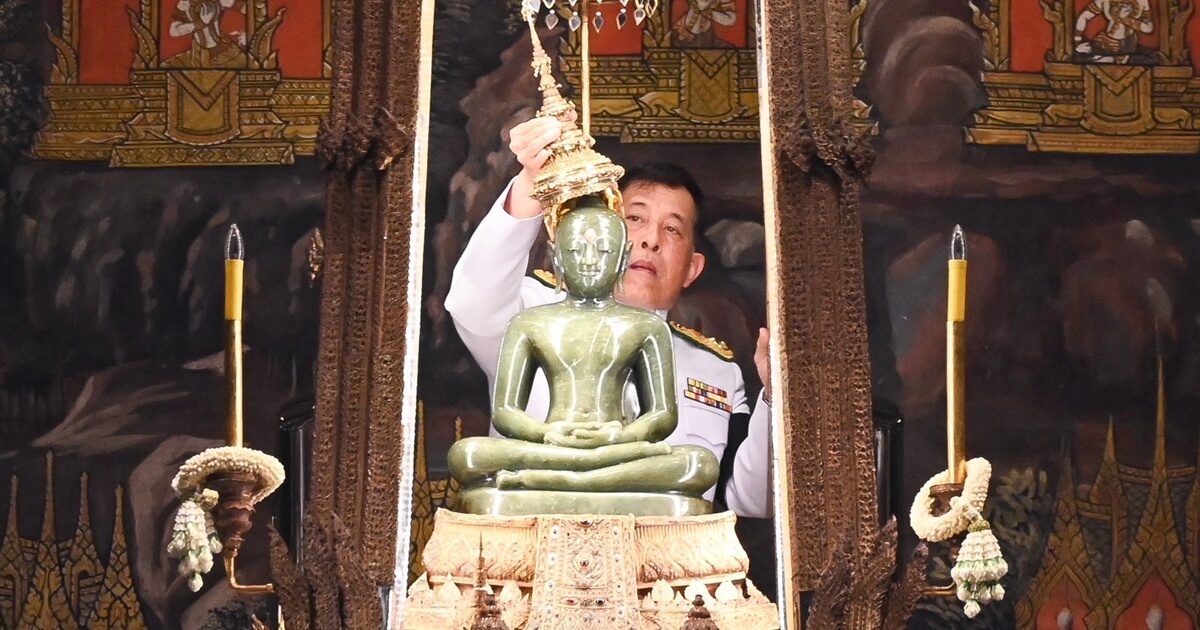 ในหลวง พระราชินี ทรงเปลี่ยนเครื่องทรงฤดูหนาวเป็นเครื่องทรงฤดูร้อน ถวายพระแก้วมรกต