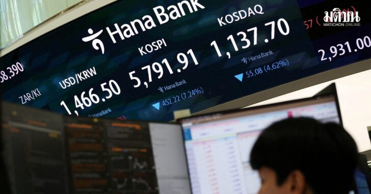 FILE PHOTO: A currency dealer works at the dealing room of a bank in Seoul