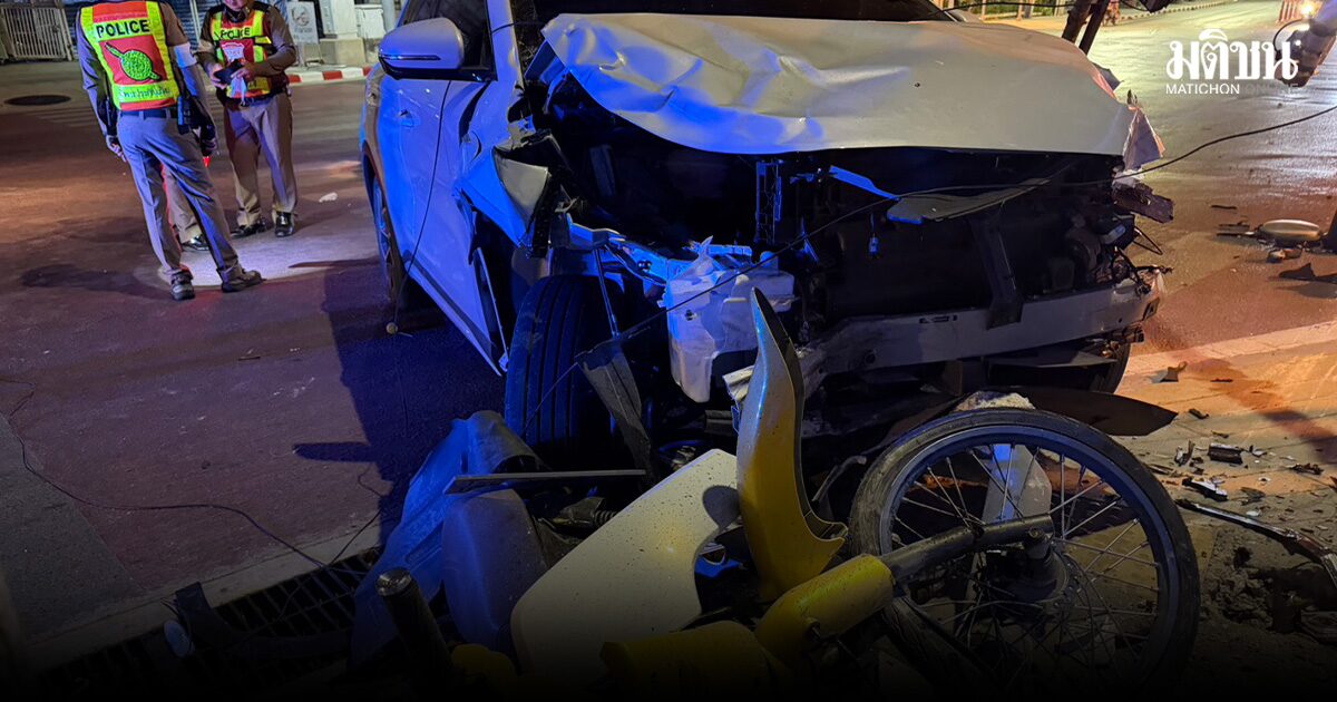 หนุ่มขับเก๋งไม่เบรก พุ่งเสยจยย.จอดติดไฟแดง สาวซ้อนท้ายดับสลด ก่อนชนเสาไฟหักโค่นซ้ำ