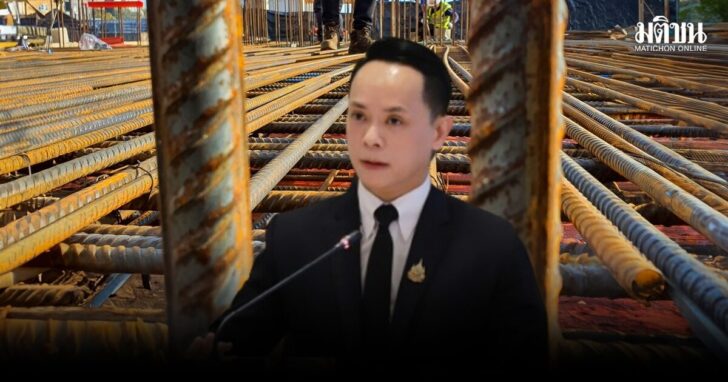 Construction,Worker,Inspecting,Steel,Reinforcement,Bars,At,A,Construction,Site.